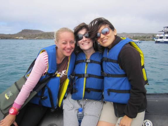 Maria, Laura e Glenda no barco que nos levava à Santa Cruz, em Galápagos (foto de Maria Edwards)